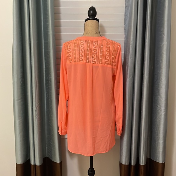 Half bottom front blouse with lace back detail and Pearl buttons - Picture 3 of 4